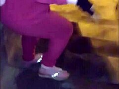 Madura disfrazada por Halloween me da una mamada gratis en publico al aire libre.