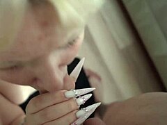 可爱金发女同事早起POV深喉超刺激