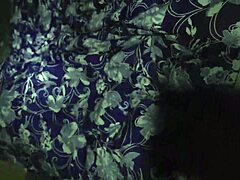 enuentro a la mama de mi mejor amigo en la habitacion y me aprovecho que esta caliente