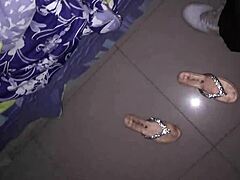 enuentro a la mama de mi mejor amigo en la habitacion y me aprovecho que esta caliente