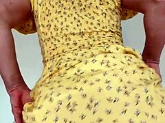 dançando e tirando a calcinha de vestidinho óculos e bem safada