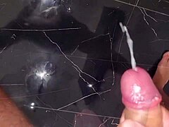 Amatoriali sborrate fatte in casa seghe e gemiti - omaggio di sperma a volontà da un cazzo bello grosso