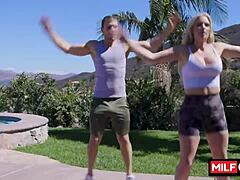 巨乳金发熟女教练Rachael Cavalli用大奶勾引学生Codey Steele硬核性交