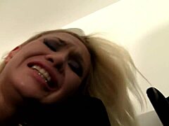 金发熟女大屁股喷水肛骑巨屌2