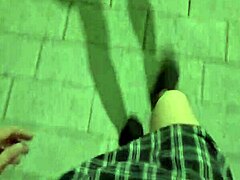 人妖Ting Xuan户外硬屌尿尿颤抖