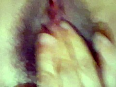 淫荡胖邻居熟女床上抠大湿毛逼特写