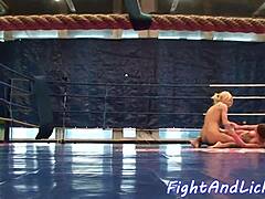 欧洲女同地上摔跤猛舔湿逼