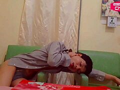 饥渴亚洲骚狐Hansel Thio香蕉指插自慰秀