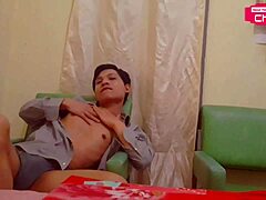 饥渴亚洲骚狐Hansel Thio香蕉指插自慰秀