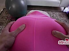 体操继兄猛干健身继妹奥运前拉伸热身