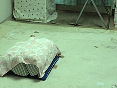 白皙巨乳妹抠湿逼自慰开始