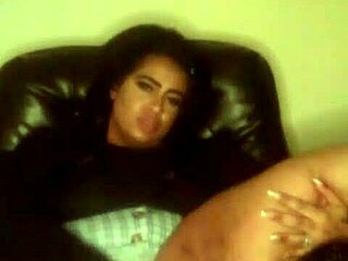 Curvy black MILF’s solo act
