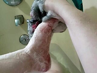 washing my pretty feet feels so good